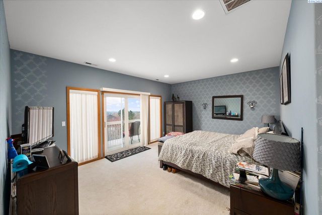 3406 W 42nd Ave, Kennewick, WA 99337