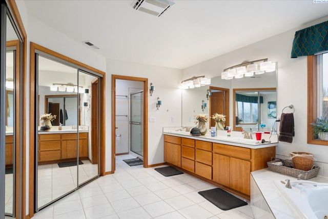 3406 W 42nd Ave, Kennewick, WA 99337