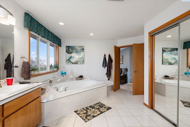 3406 W 42nd Ave, Kennewick, WA 99337