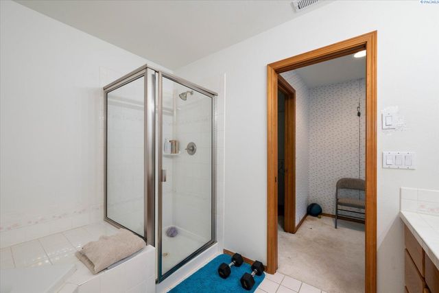 3406 W 42nd Ave, Kennewick, WA 99337