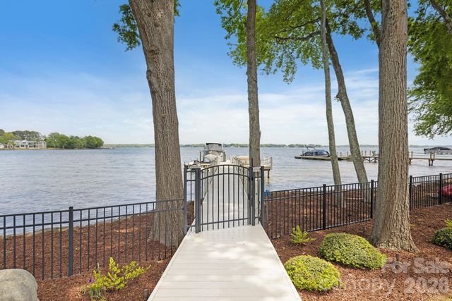 215 Milford Circle, Mooresville, NC 28117