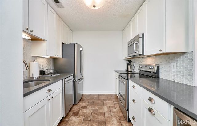 9045 N Swan Circle, Brentwood, MO 63144