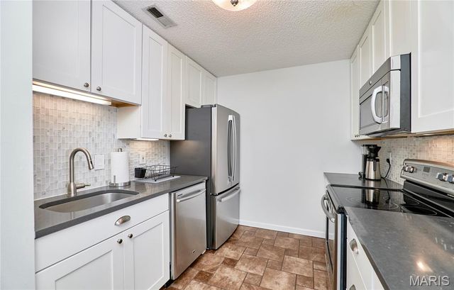 9045 N Swan Circle, Brentwood, MO 63144
