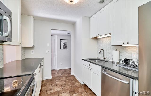 9045 N Swan Circle, Brentwood, MO 63144