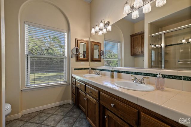 10415 Camino Media, Bakersfield, CA 93311