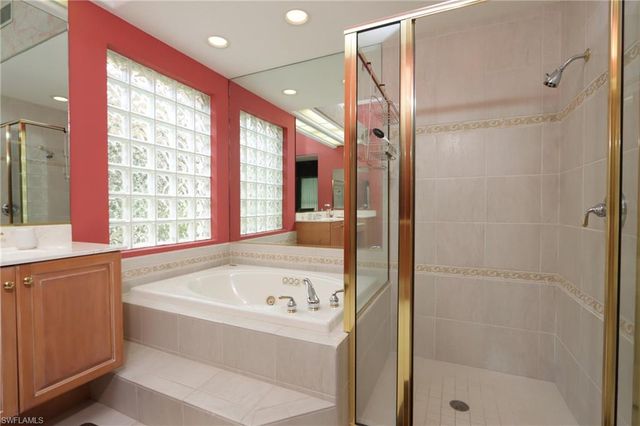 5901 Ashford LN, Naples, FL 34110