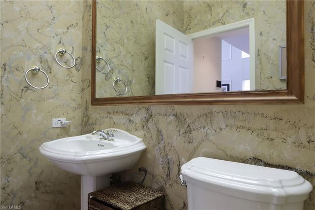 5901 Ashford LN, Naples, FL 34110