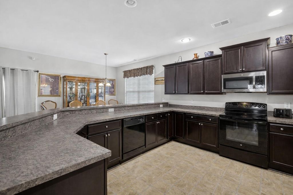 Image 16 of property listing at 7580 High Maple Circle, North Charleston, SC 29418