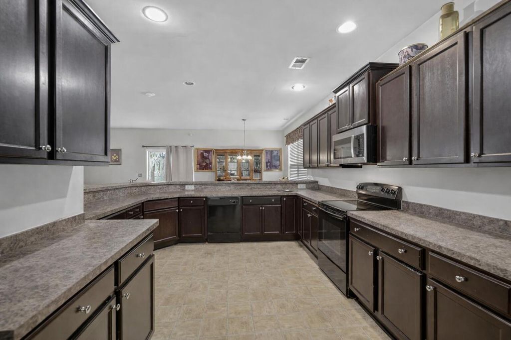 Image 17 of property listing at 7580 High Maple Circle, North Charleston, SC 29418