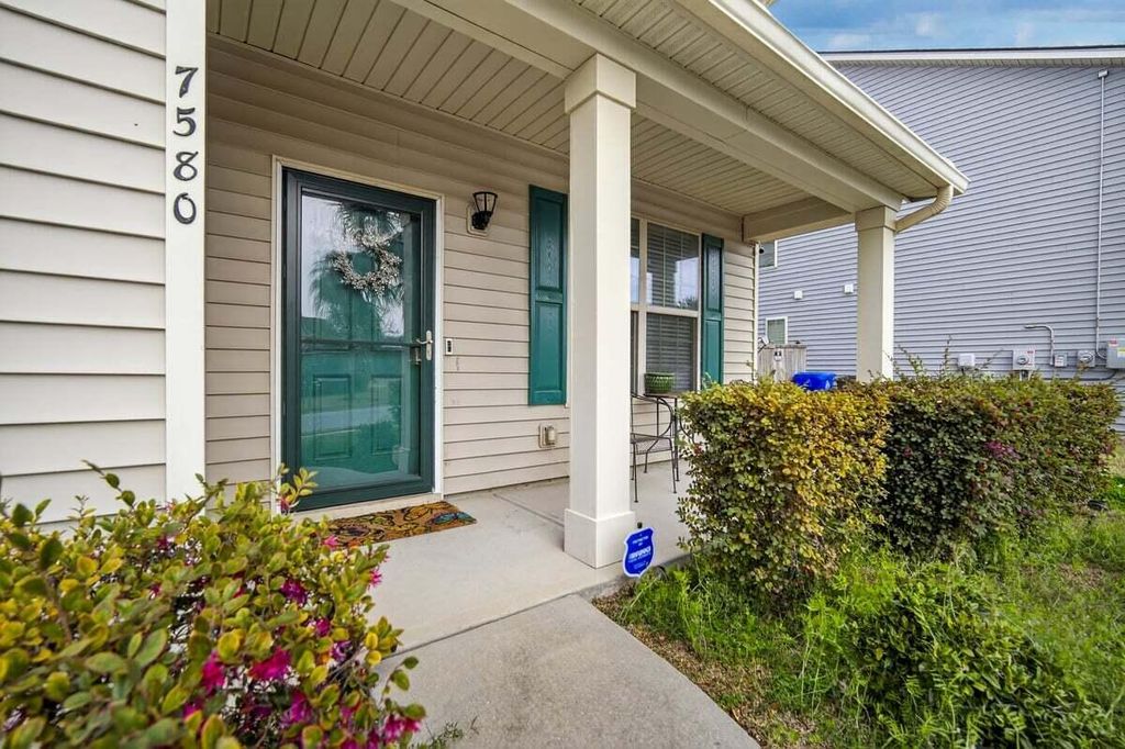 Image 4 of property listing at 7580 High Maple Circle, North Charleston, SC 29418