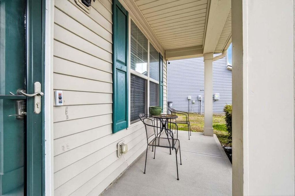 Image 5 of property listing at 7580 High Maple Circle, North Charleston, SC 29418