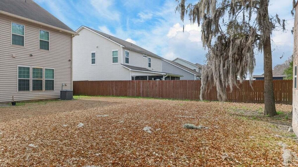 Image 7 of property listing at 7580 High Maple Circle, North Charleston, SC 29418
