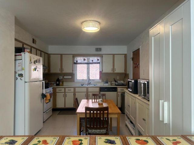 525 Stuyvesant Ave 2, Lyndhurst Twp., NJ 07071