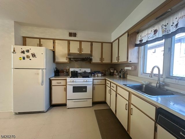 525 Stuyvesant Ave 2, Lyndhurst Twp., NJ 07071