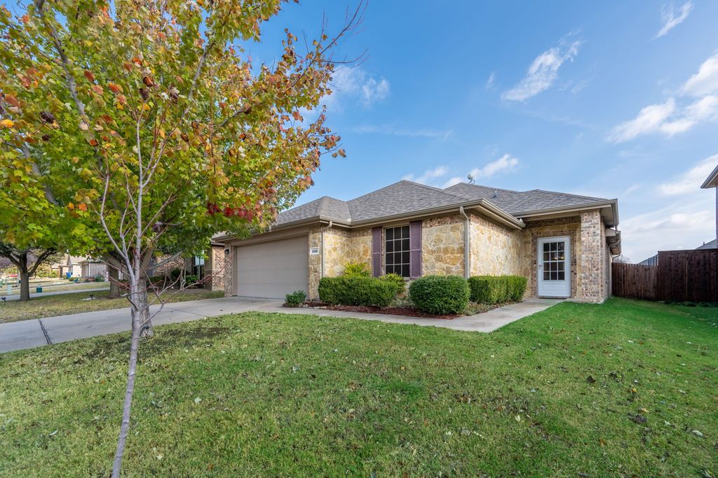 216 Chimney Rock Drive, Waxahachie, TX 75167
