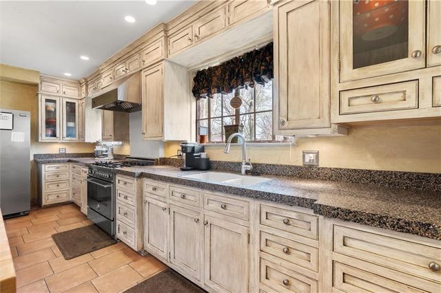 8 Orchard Place, Excelsior Springs, MO 64024