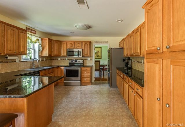 65 Marges Way, Hopewell Junction, NY 12533