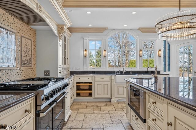 54 Hamilton Dr East, North Caldwell Boro, NJ 07006