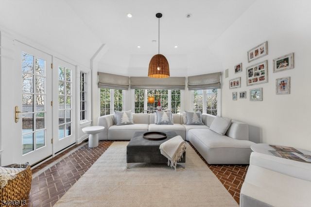 54 Hamilton Dr East, North Caldwell Boro, NJ 07006