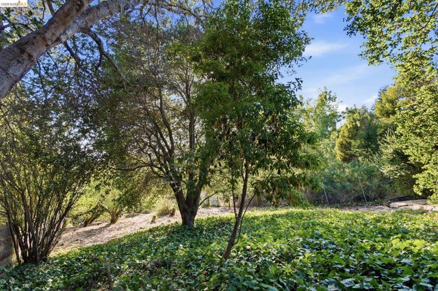 7308 Hillmont, Oakland, CA 94605