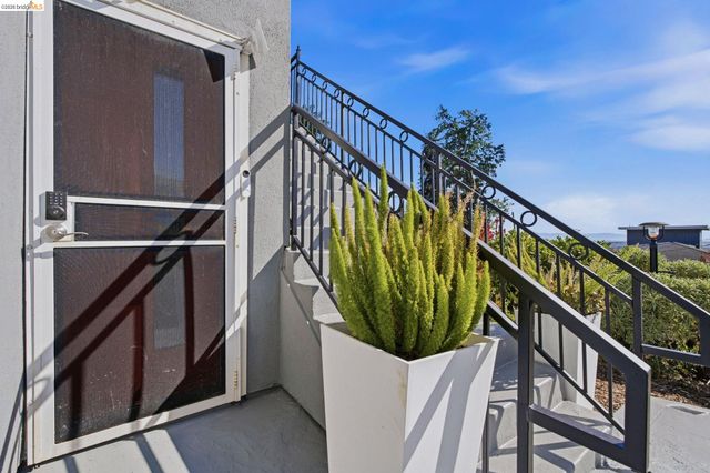 7308 Hillmont, Oakland, CA 94605