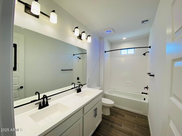 9025 W DENTON Lane, Glendale, AZ 85305