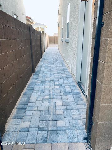 9025 W DENTON Lane, Glendale, AZ 85305