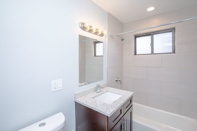 6807 N Ridge Boulevard 101, Chicago, IL 60645