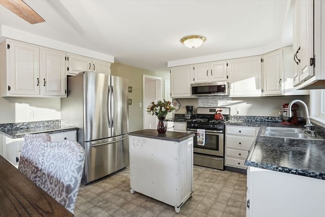 14 Wiggin Ave. 14, Dedham, MA 02026