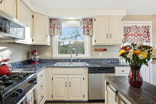 14 Wiggin Ave. 14, Dedham, MA 02026