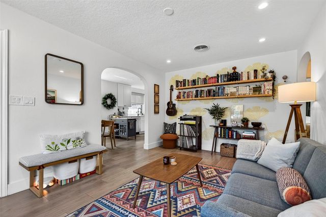 2220 7TH AVENUE N, St Petersburg, FL 33713