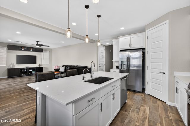 8114 E PETUNIA Avenue, Mesa, AZ 85212