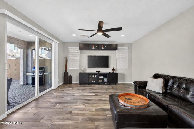 8114 E PETUNIA Avenue, Mesa, AZ 85212