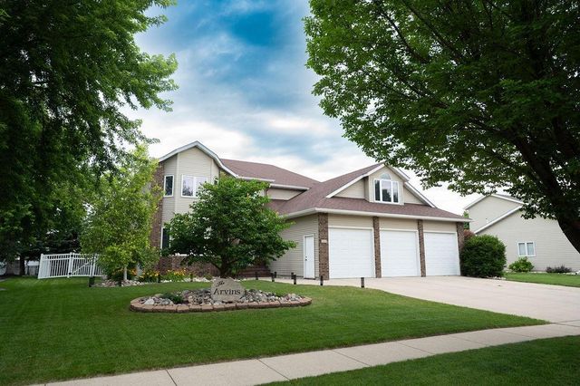 2609 Meadow Creek Circle S, Fargo, ND 58104