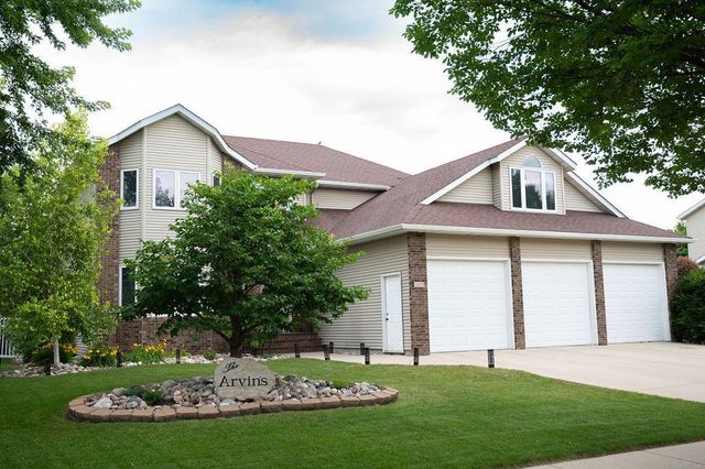 2609 Meadow Creek Circle S, Fargo, ND 58104