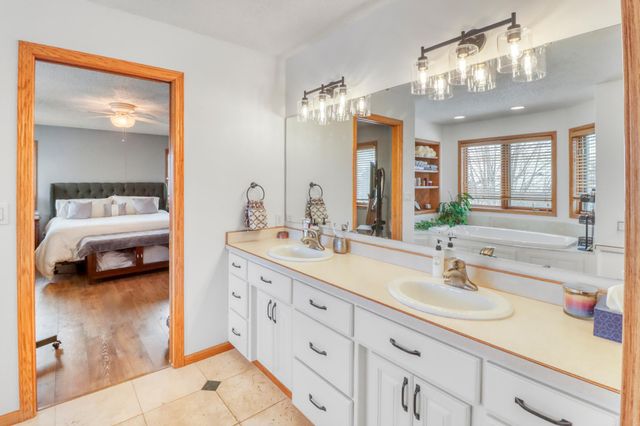 2609 Meadow Creek Circle S, Fargo, ND 58104