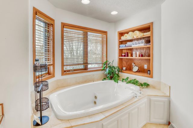 2609 Meadow Creek Circle S, Fargo, ND 58104