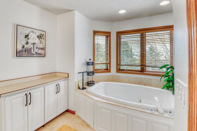 2609 Meadow Creek Circle S, Fargo, ND 58104