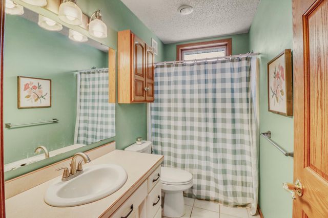 2609 Meadow Creek Circle S, Fargo, ND 58104