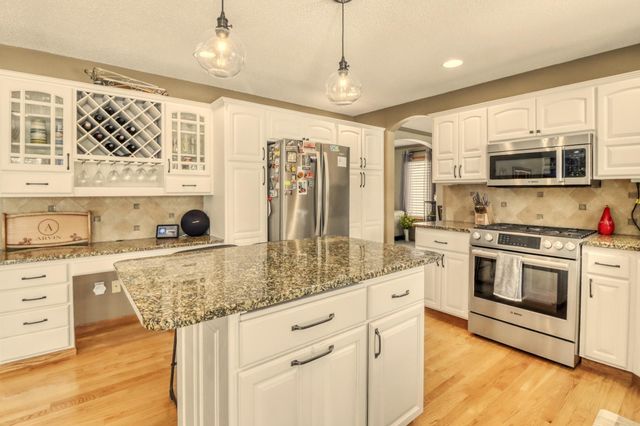 2609 Meadow Creek Circle S, Fargo, ND 58104