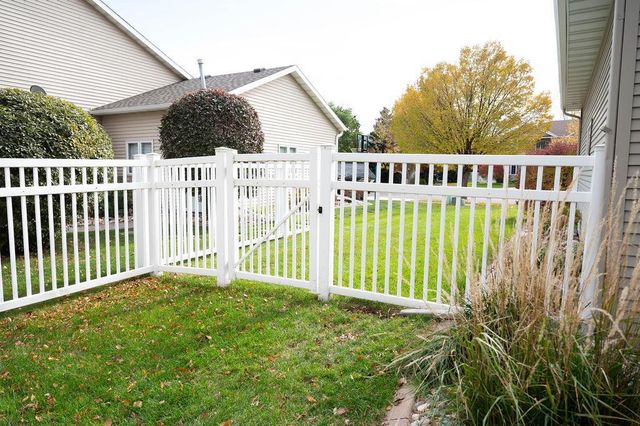 2609 Meadow Creek Circle S, Fargo, ND 58104