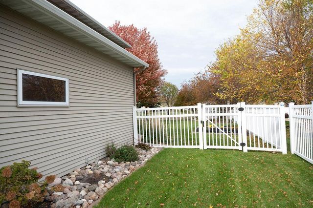 2609 Meadow Creek Circle S, Fargo, ND 58104