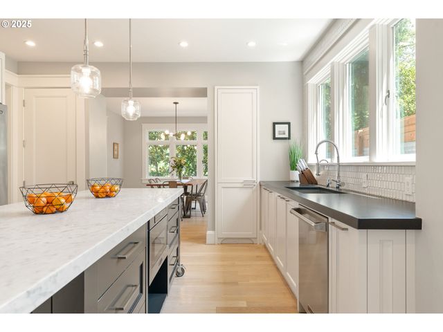 2862 Nw WESTOVER Rd, Portland, OR 97210