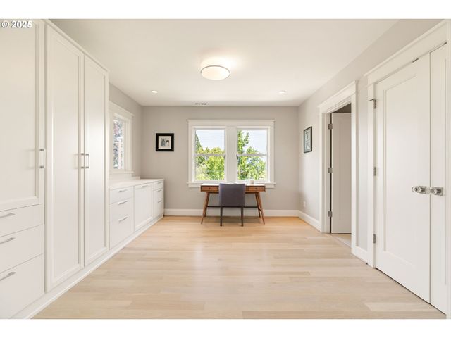 2862 Nw WESTOVER Rd, Portland, OR 97210