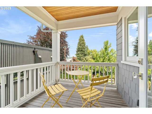 2862 Nw WESTOVER Rd, Portland, OR 97210