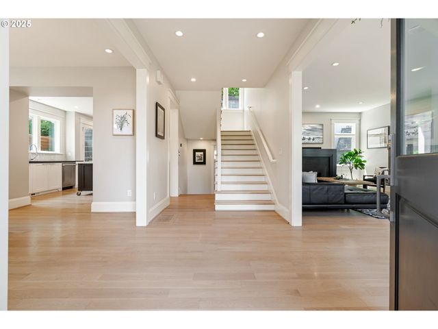2862 Nw WESTOVER Rd, Portland, OR 97210