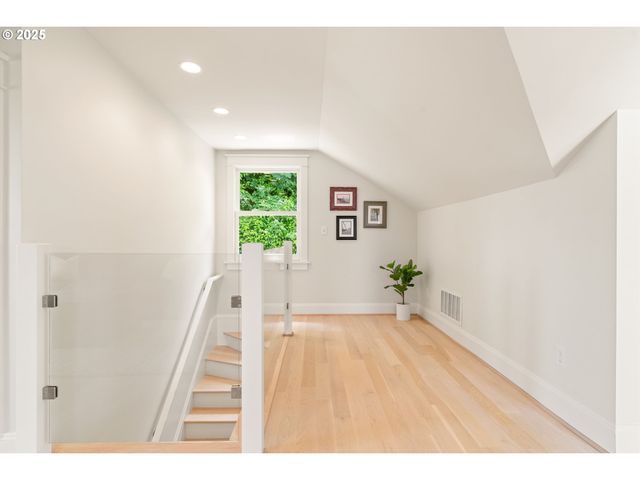 2862 Nw WESTOVER Rd, Portland, OR 97210