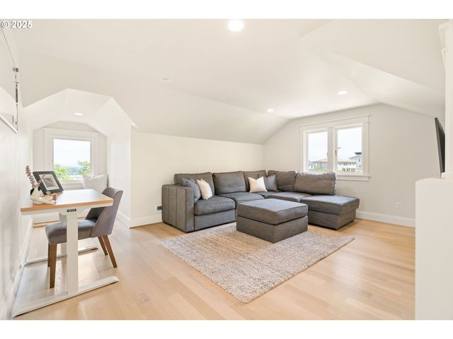 2862 Nw WESTOVER Rd, Portland, OR 97210