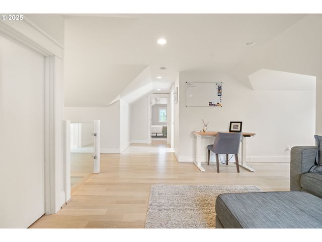 2862 Nw WESTOVER Rd, Portland, OR 97210