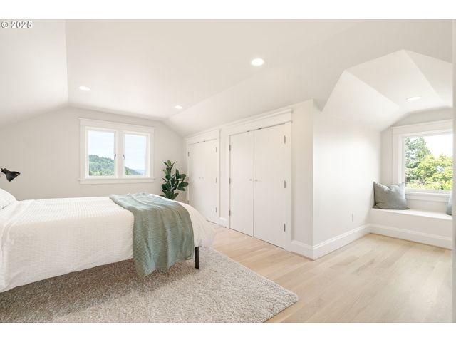 2862 Nw WESTOVER Rd, Portland, OR 97210
